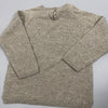 Vista posteriore del pullover beige con apertura a bottoni sul collo