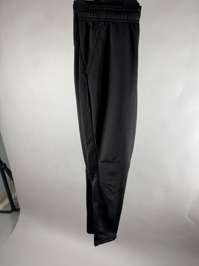Vista laterale dei pantaloni sportivi neri con vita elasticizzata e tasca