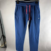 Vista frontale dei pantaloni jogger Ellesse blu navy con coulisse rossa