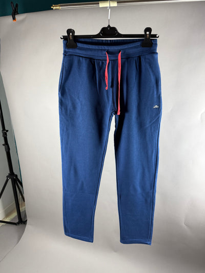 Vista frontale dei pantaloni jogger Ellesse blu navy con coulisse rossa