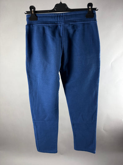 Vista posteriore dei pantaloni jogger blu navy con piccolo segno sulla gamba sinistra
