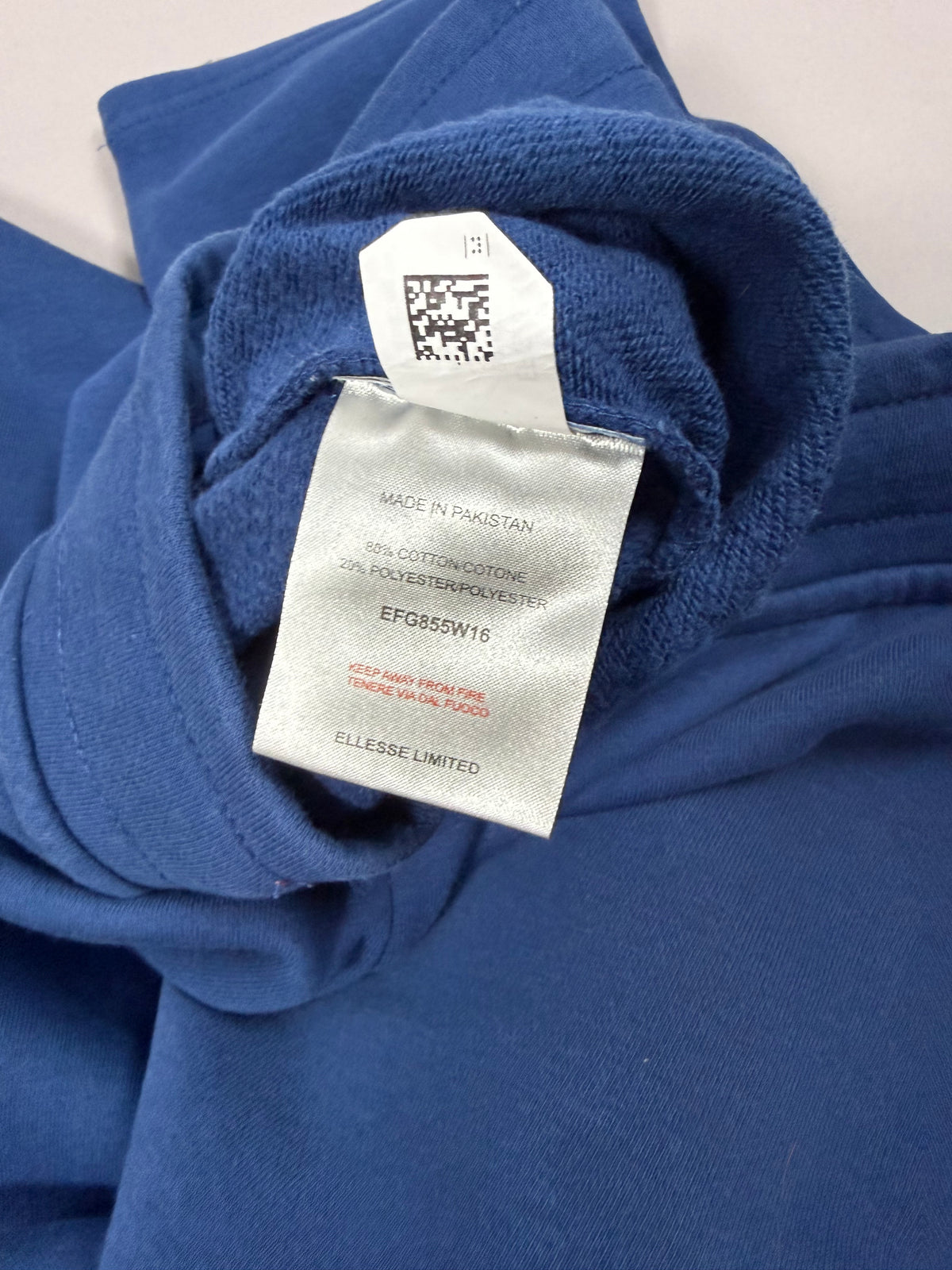 Etichetta composizione dei jogger Ellesse con 87% cotone e 13% poliestere