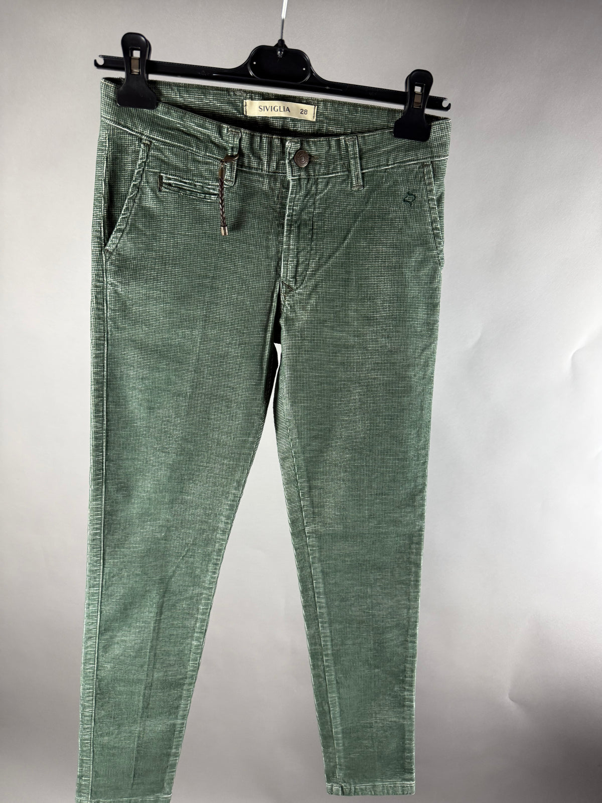 Vista frontale di pantaloni Siviglia verdi taglia 28 con micro motivo e tasche anteriori