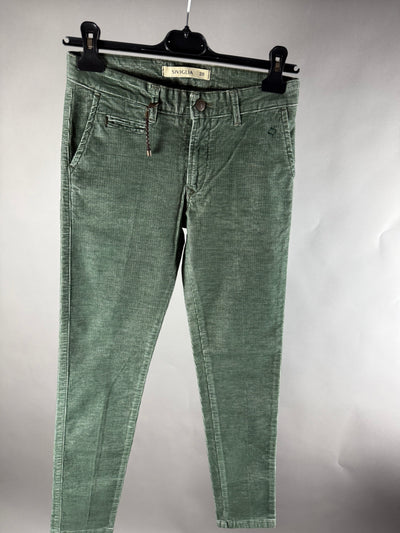Vista frontale di pantaloni Siviglia verdi taglia 28 con micro motivo e tasche anteriori