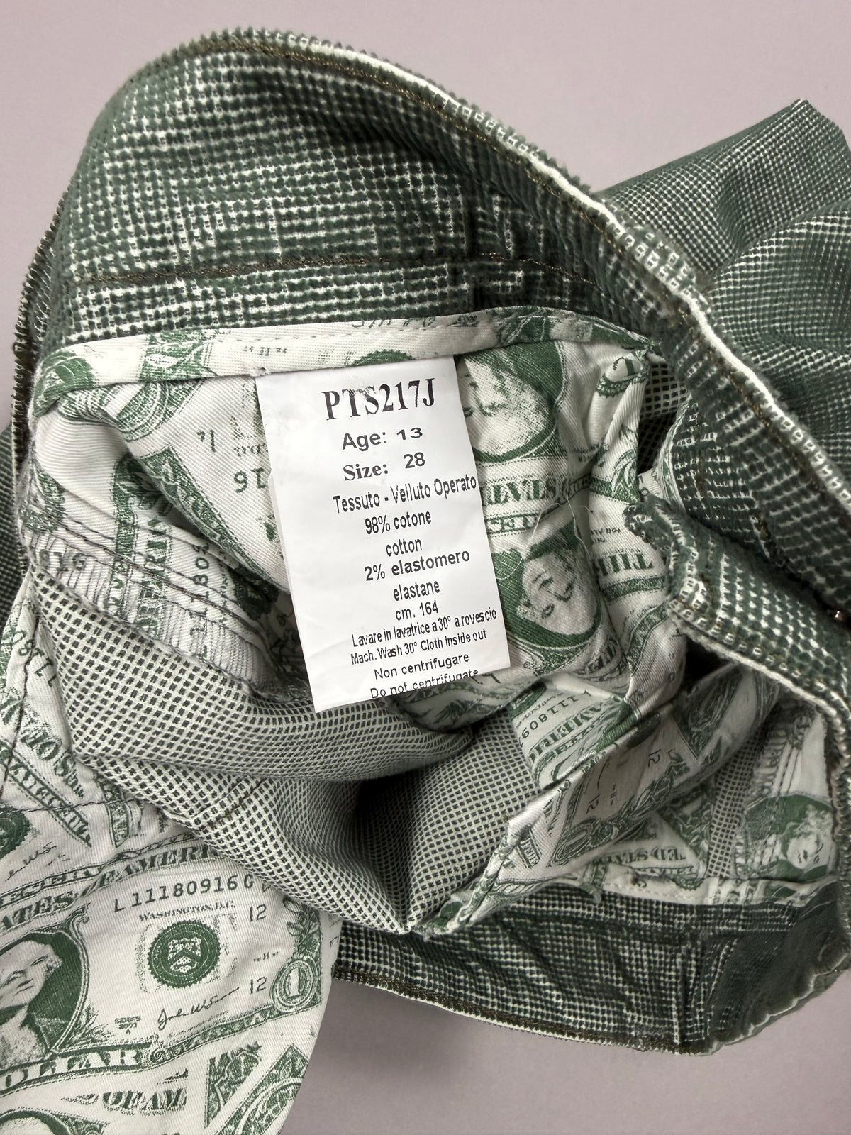 Etichetta interna dei pantaloni Siviglia con taglia 28 e composizione 98% cotone 2% elastane
