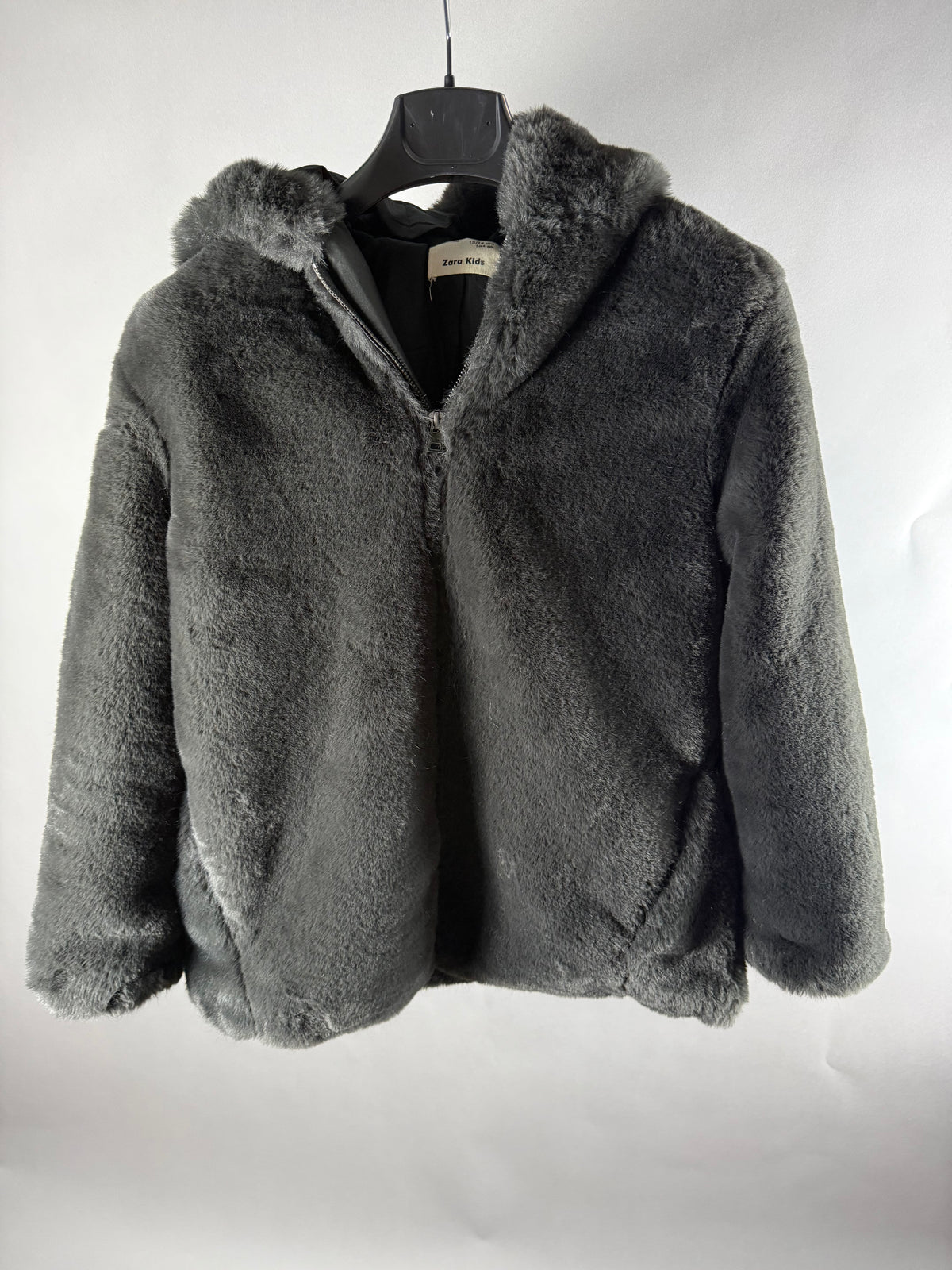 Vista frontale di giacca Zara Kids grigio scuro in pelliccia sintetica con zip e tasche