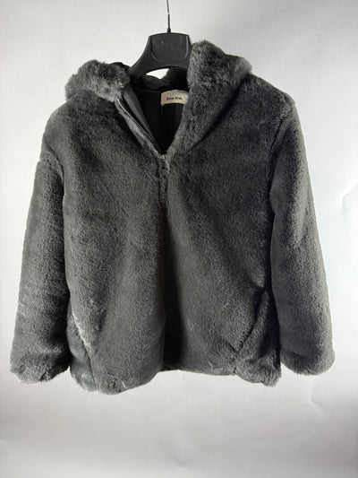 Vista frontale di giacca Zara Kids grigio scuro in pelliccia sintetica con zip e tasche