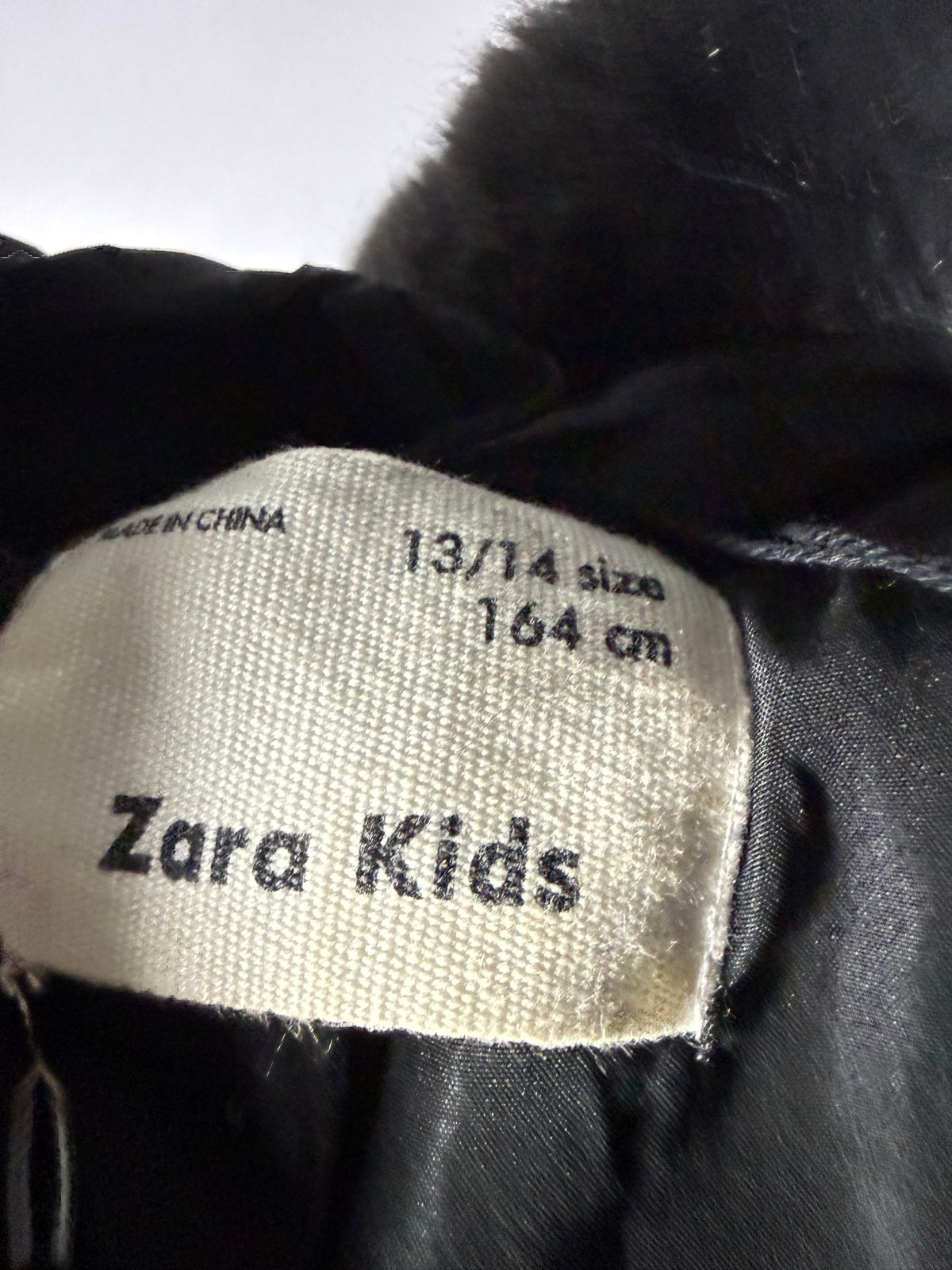Etichetta Zara Kids con taglia 13/14 anni e 164 cm