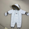 Vista frontale della tuta imbottita Timberland azzurra con cappuccio e muffole
