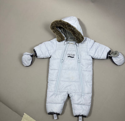 Vista frontale della tuta imbottita Timberland azzurra con cappuccio e muffole