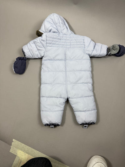 Vista posteriore della tuta imbottita Timberland azzurra da neonato