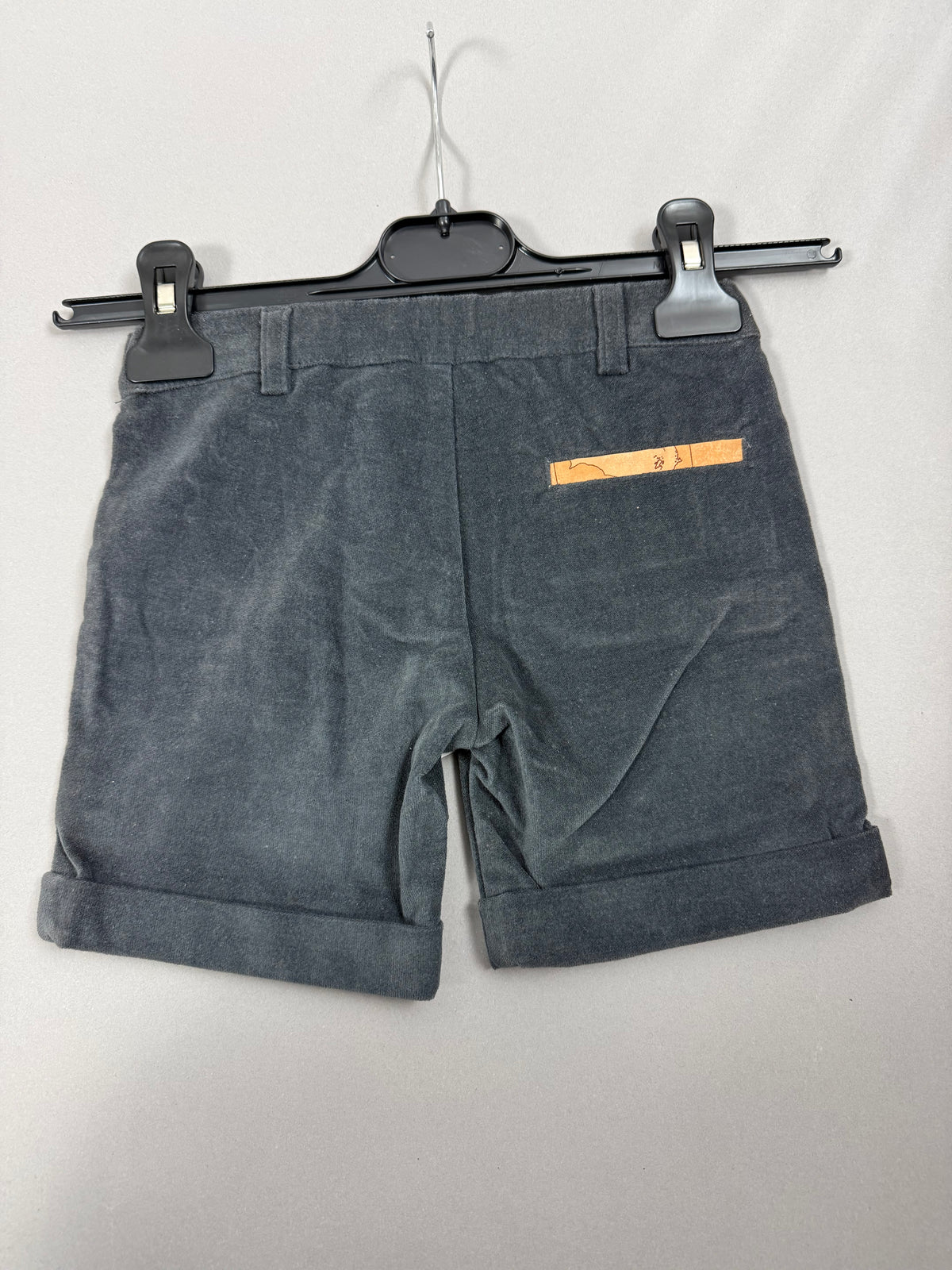 Retro dei bermuda in velluto grigio scuro con tasca a filetto motivo Geo